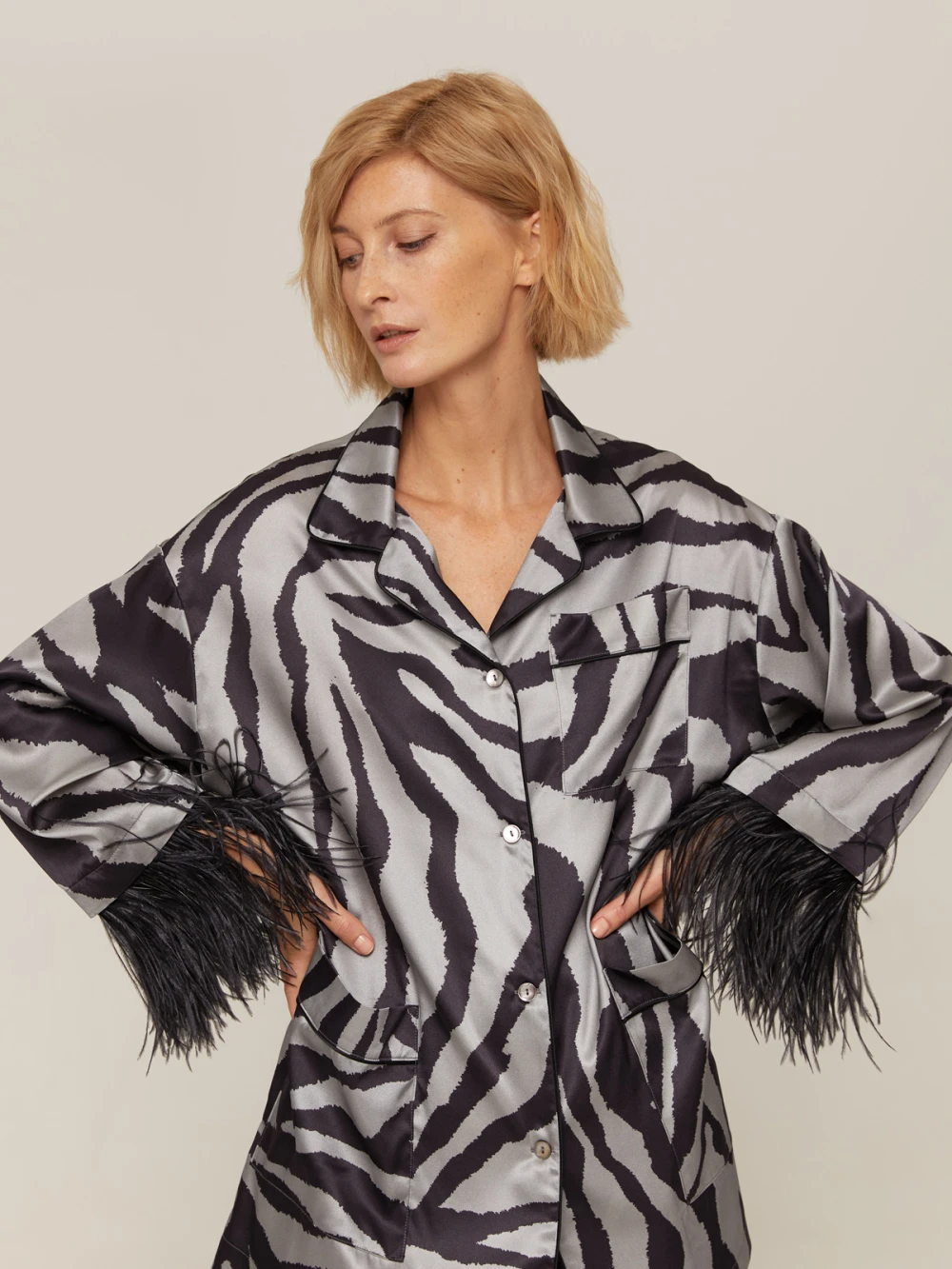 Костюм Vivien ( Цвет Серый с анималистическим принтом, с отделкой перья )