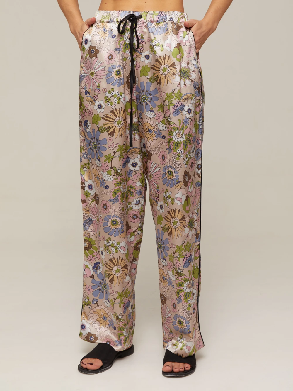 Костюм Vivien ( Цвет Бежевый с цветами, отделка чёрные перья )