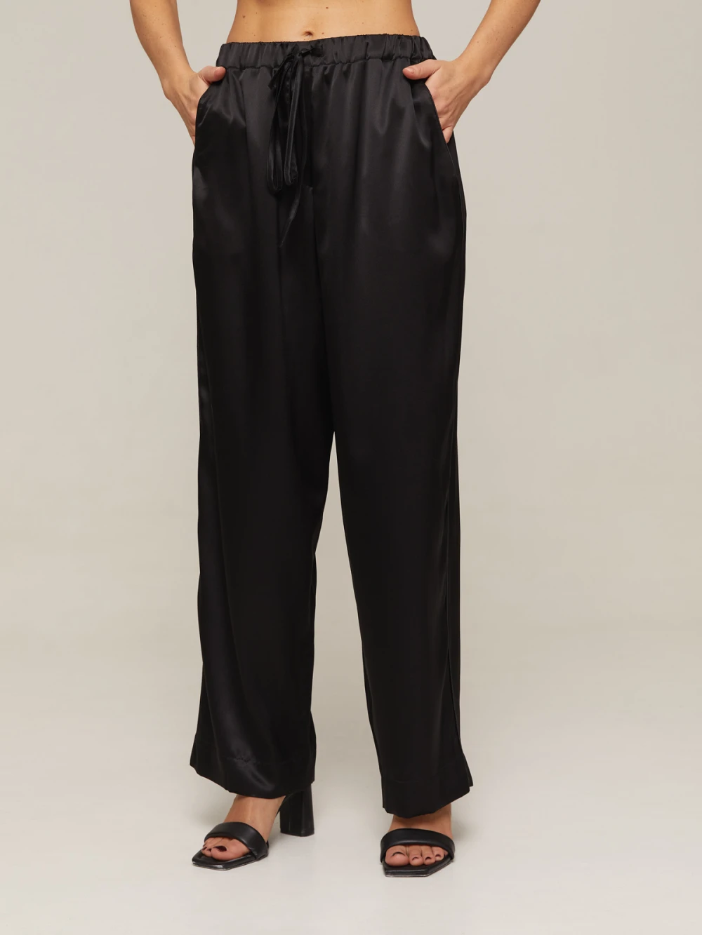 Костюм Vivien ( Цвет Чёрный с отделкой перья )