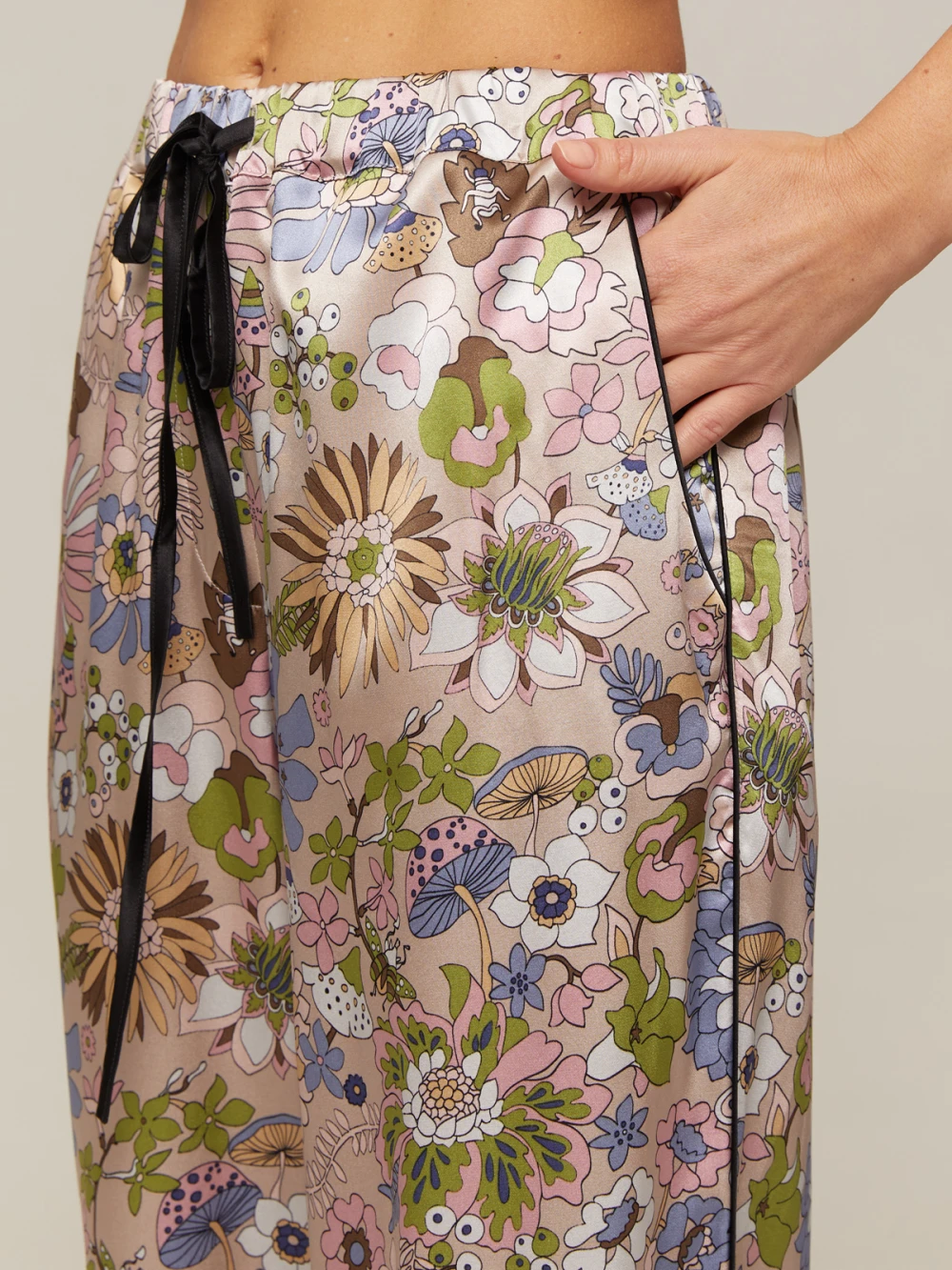 Костюм Vivien ( Цвет Бежевый с цветами, отделка чёрные перья )