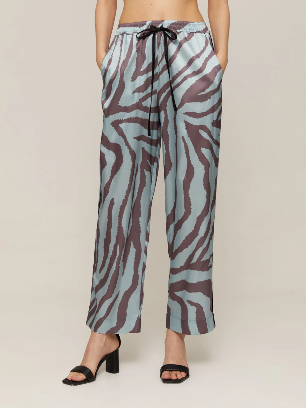 Костюм Vivien ( Цвет Голубой с анималистическим принтом, с отделкой перья )