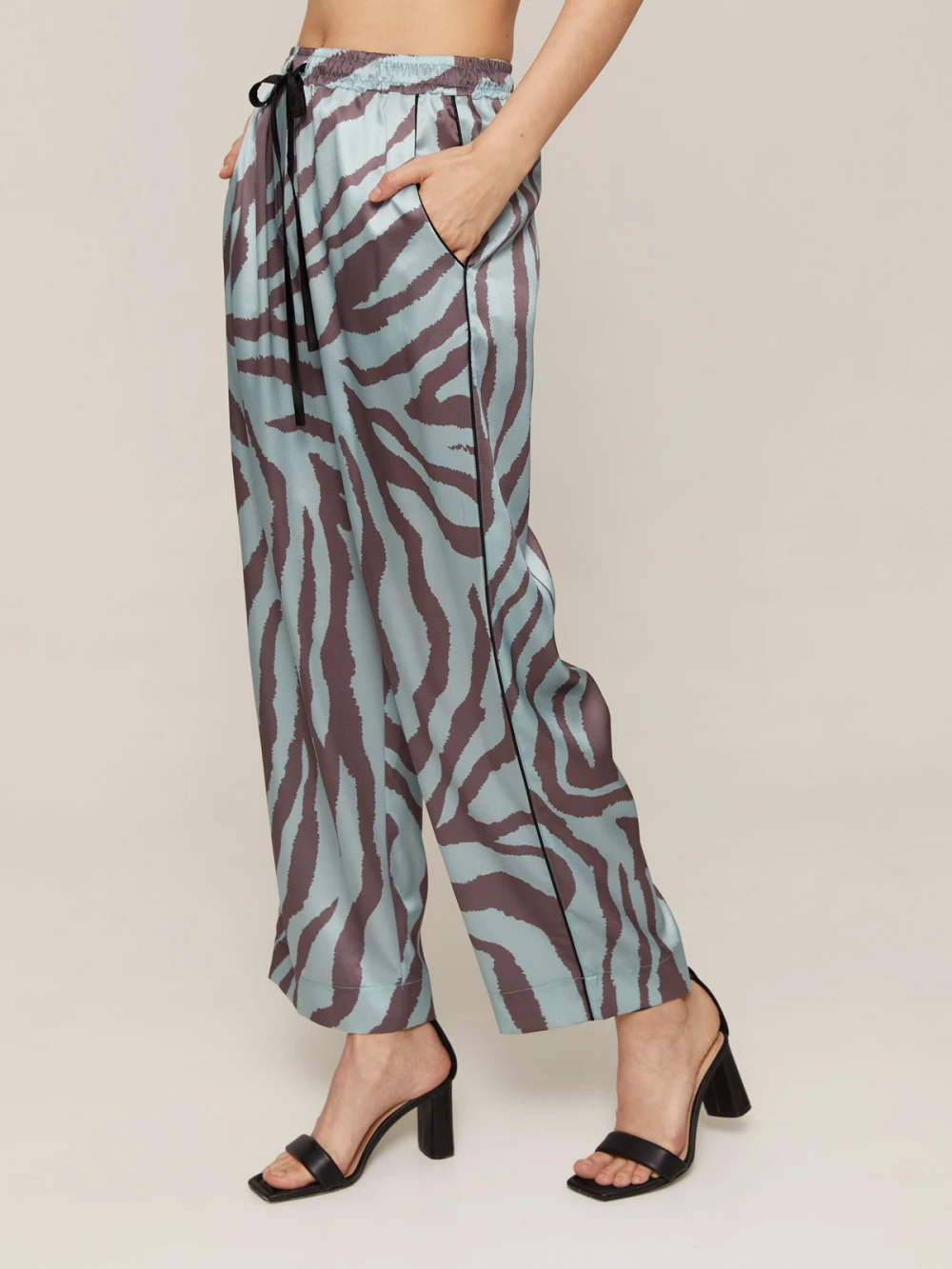 Костюм Vivien ( Цвет Голубой с анималистическим принтом, с отделкой перья )