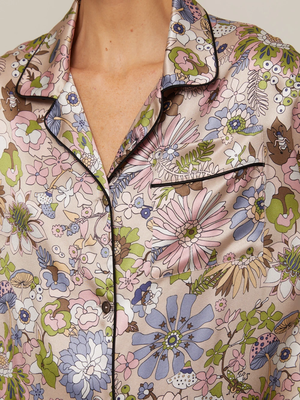 Костюм Vivien ( Цвет Бежевый с цветами, отделка чёрные перья )