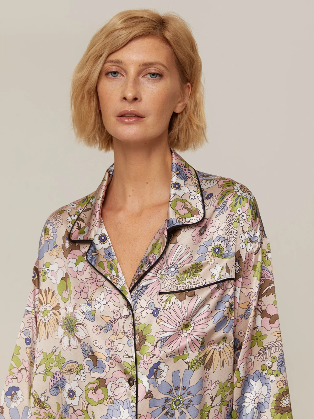 Костюм Vivien ( Цвет Бежевый с цветами, отделка чёрные перья )