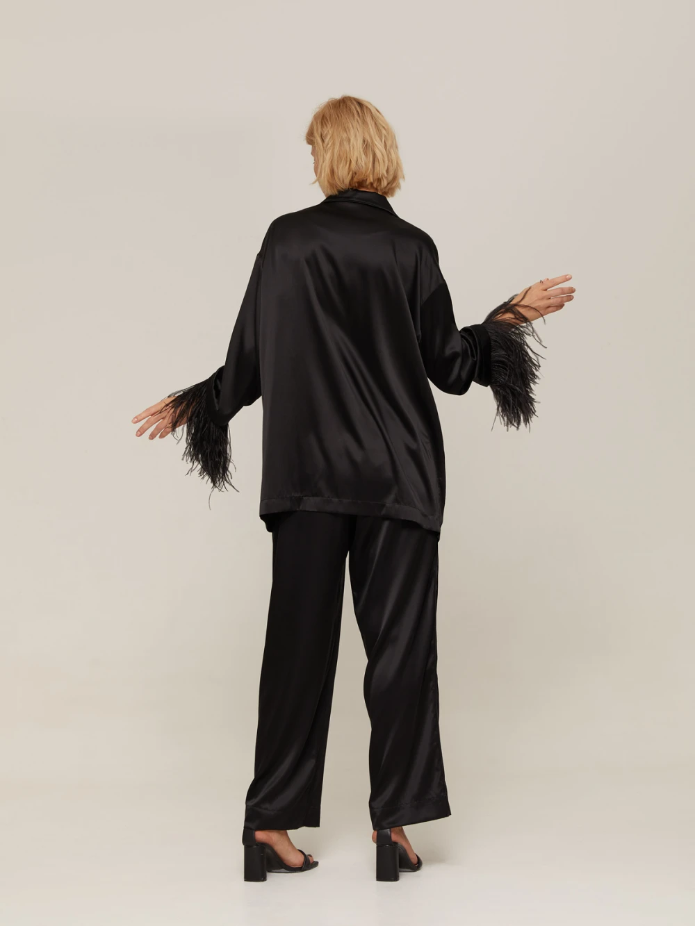 Костюм Vivien ( Цвет Чёрный с отделкой перья )