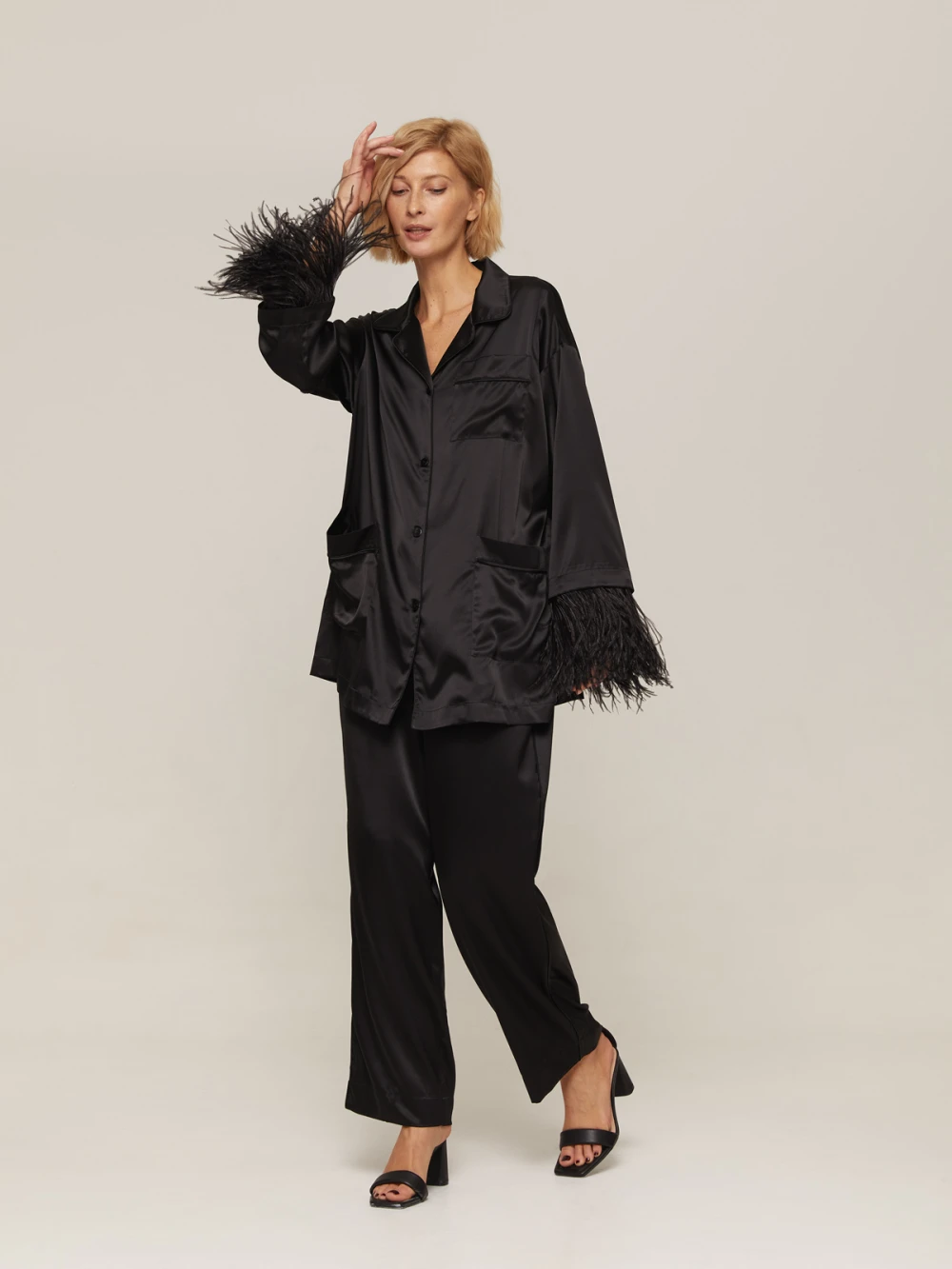 Костюм Vivien ( Цвет Чёрный с отделкой перья )