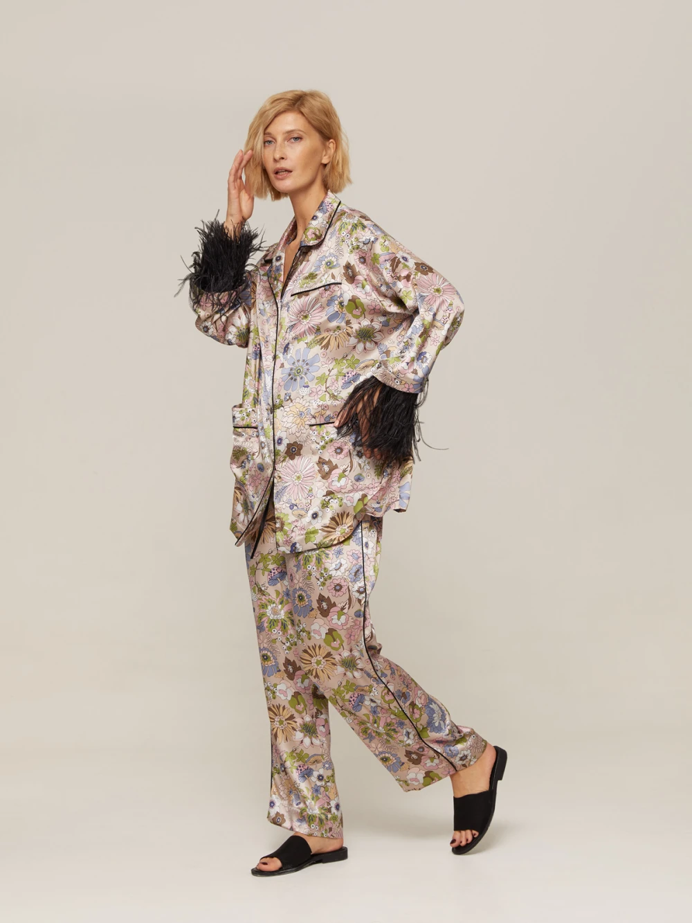 Костюм Vivien ( Цвет Бежевый с цветами, отделка чёрные перья )