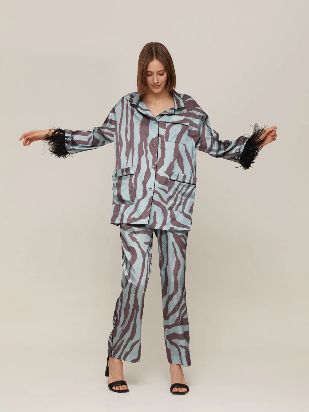 Костюм Vivien ( Цвет Голубой с анималистическим принтом, с отделкой перья )