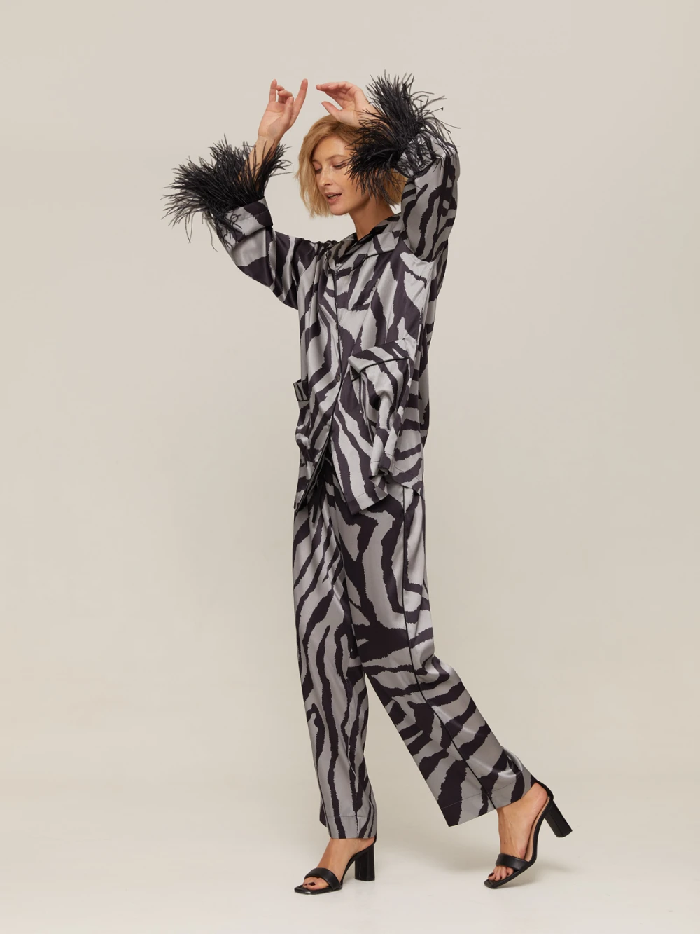 Костюм Vivien ( Цвет Серый с анималистическим принтом, с отделкой перья )