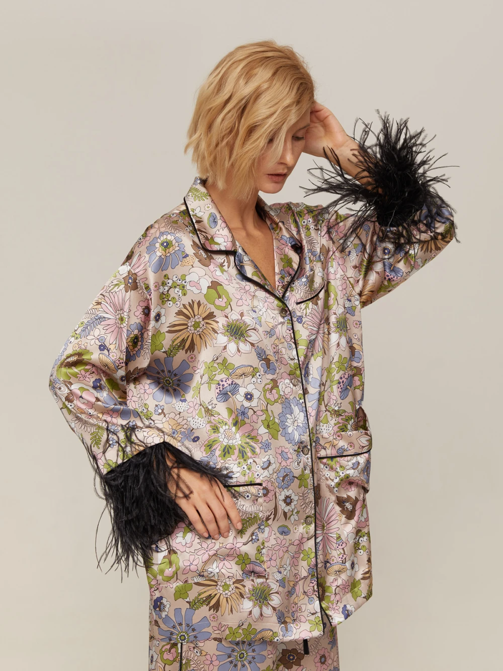 Костюм Vivien ( Цвет Бежевый с цветами, отделка чёрные перья )